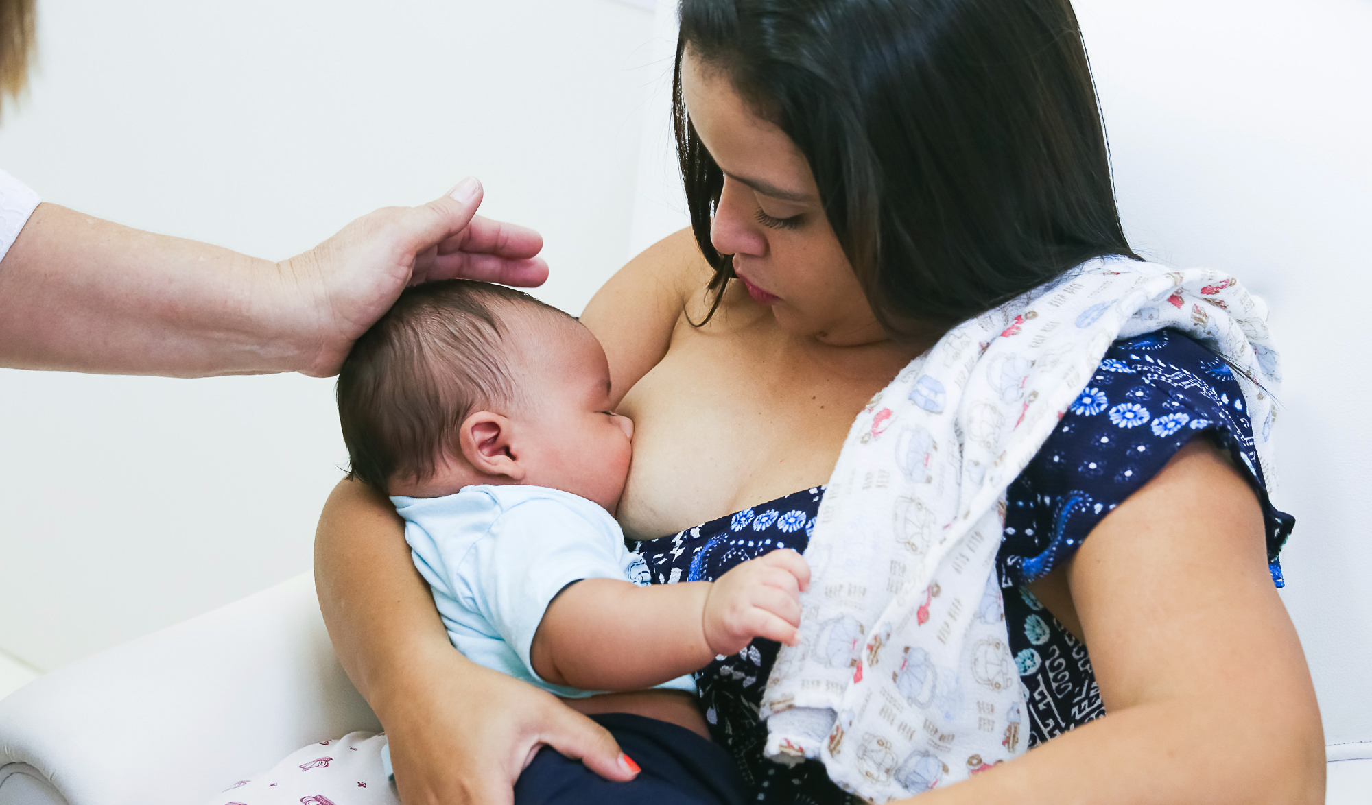 mulher amamentando criança